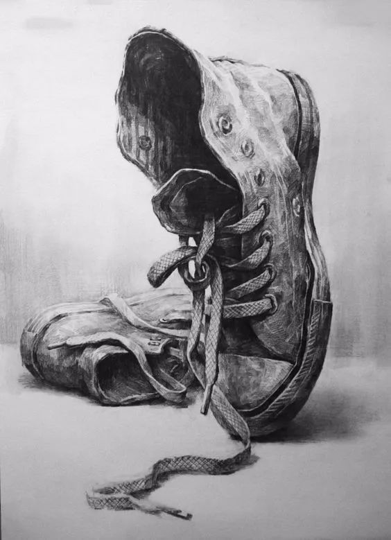 在光线下,素描关系比较复杂 第一次画玻璃质感的静物 总是摸不到里边